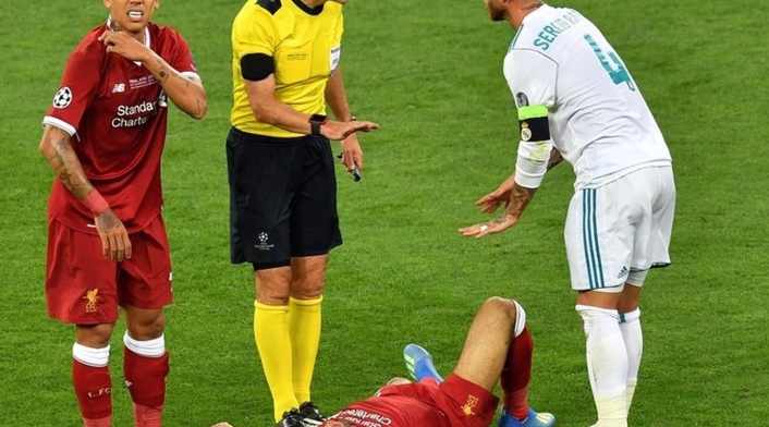 Sergio Ramos discutiendo con el árbitro tras la lesión de Salah