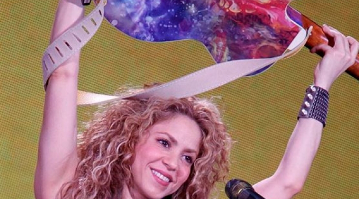 Shakira muestra foto de su familia en un show Shakira muestra foto de su familia en un show