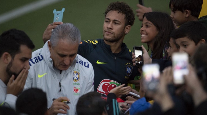 Tite y Neymar atendiendo a los fanáticos