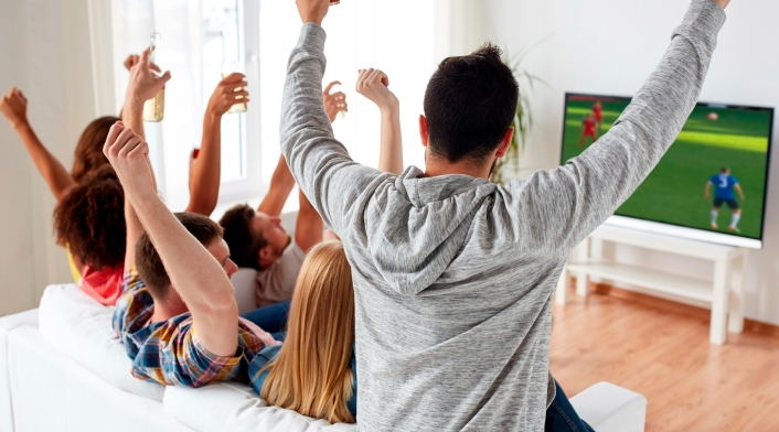 Hinchas del fútbol alentando a su selección
