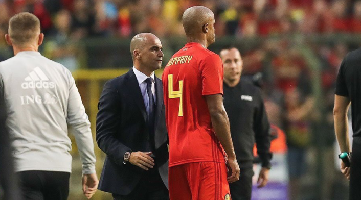Vincent Kompany junto a Roberto Martínez en el partido