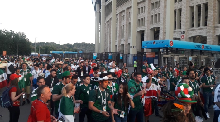 Hinchas de México ingresando al estadio Luzhniki de Moscú
