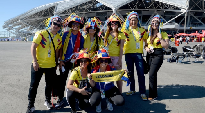 Fanáticos a las afueras del Samara Arena Fanáticos a las afueras del Samara Arena