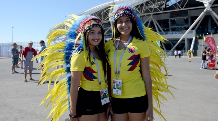 Hinchas colombianas a las afueras del Samara Arena Hinchas colombianas a las afueras del Samara Arena