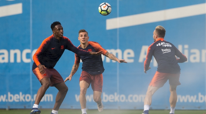 Yerry Mina e Ivan Rakitic durante un entrenamiento del FC Barcelona