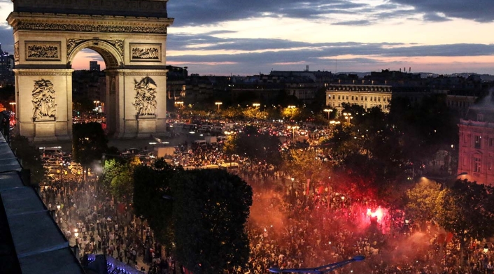 Fiesta en París por clasificación de Francia a la final del mundial de Rusia