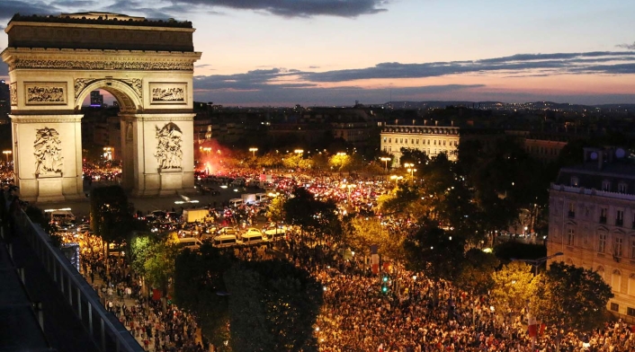 Hinchas hacen fiesta en París por paso de Francia a la final del mundial de Rusia