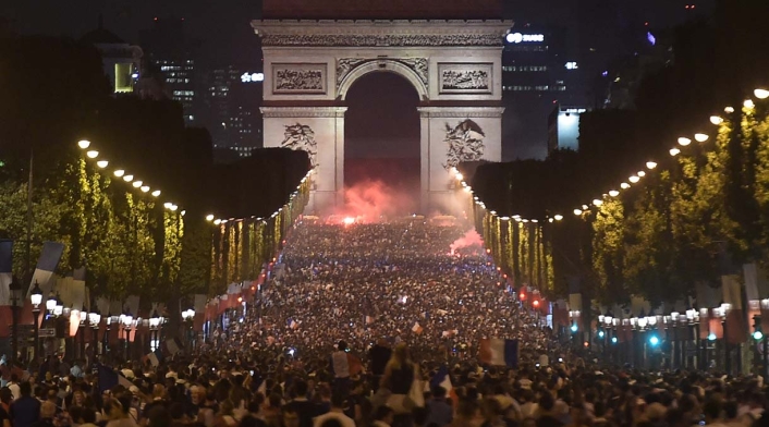 Hinchas franceses celebran victoria de Francia ante Bélgica