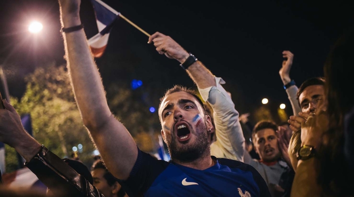 Hinchas celebran en Paris el paso de Francia a la final del mundial de Rusia