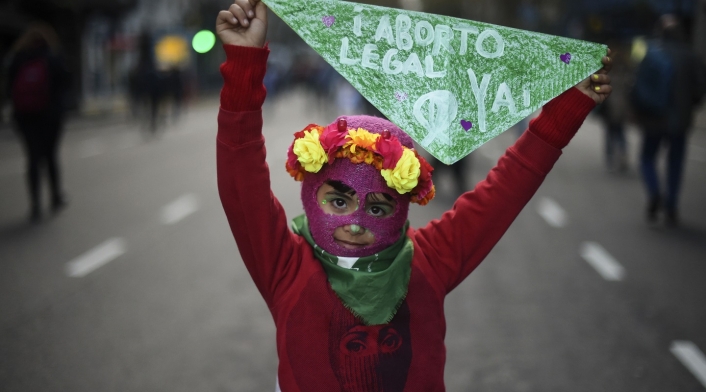 Niña en medio de una marcha sobre el aborto en Argentina