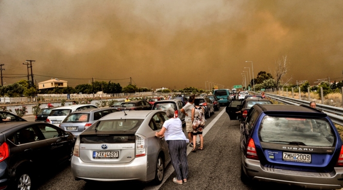 Centenares de bomberos continúan intentando controlar siete grandes incendios que asolan Grecia.