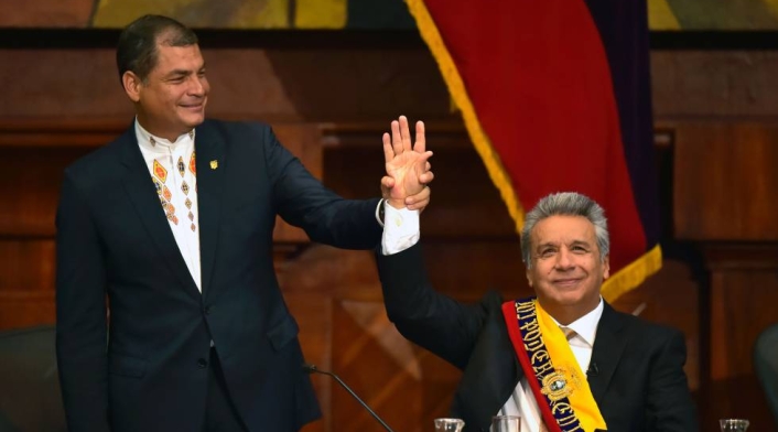 Rafael Correa levanta la mano de su sucesor, el presidente de Ecuador, Lenín Moreno.