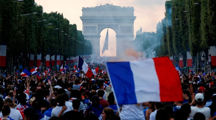 Los hinchas de Francia celebran por las calles de París tras ganar el Mundial de Rusia