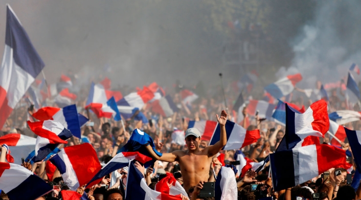 La bandera de Francia enarbolada tras el título en el Mundial de Rusia 2018