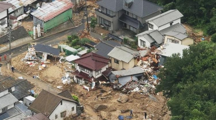 El canal público NHK dio un reporte de 51 muertos y 44 desaparecidos en la madrugada del domingo.