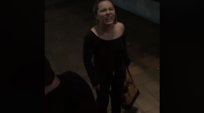 Abogada insultando a vigilantes