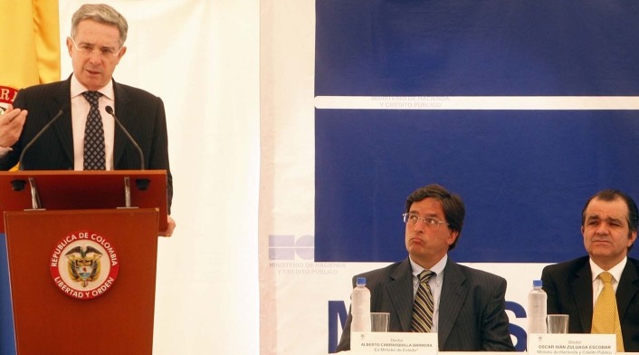 Álvaro Uribe, en su momento Presidente (izq), Alberto Carrasquilla, entonces ex Minhacienda (cen) y Óscar Iván Zuluaga, entonces Minhacienda (der)