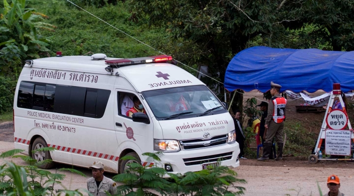 Ambulancia cerca a cueva de Tailandia