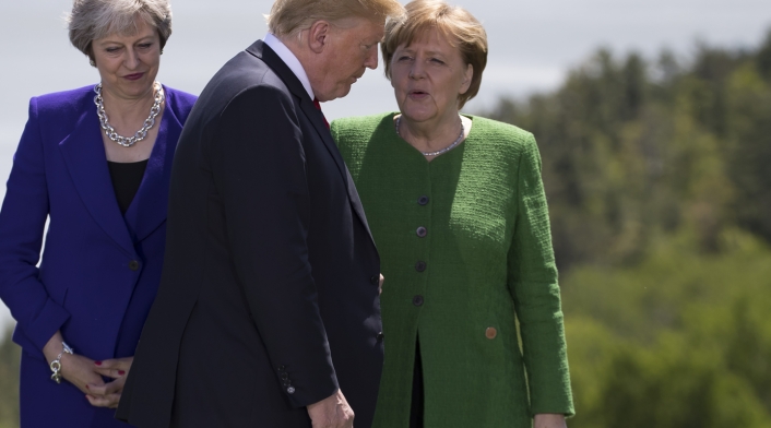 Donald Trump y Angela Merkel en una conversación