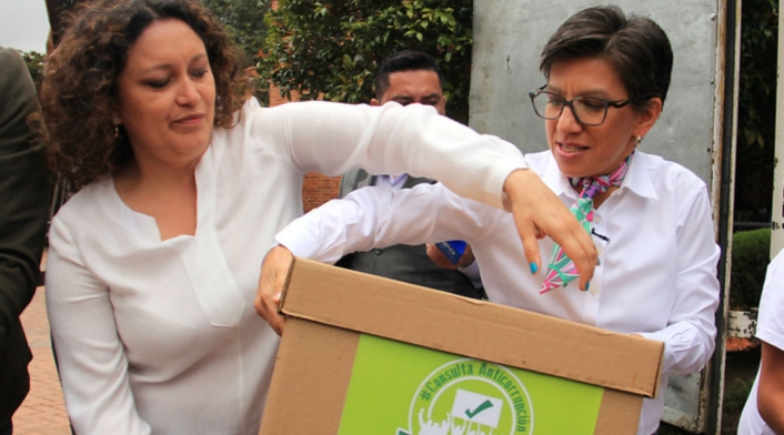 La representante a la Cámara Angélica Lozano y la senadora Claudia López, promotoras de la consulta anticorrupción, en Bogotá
