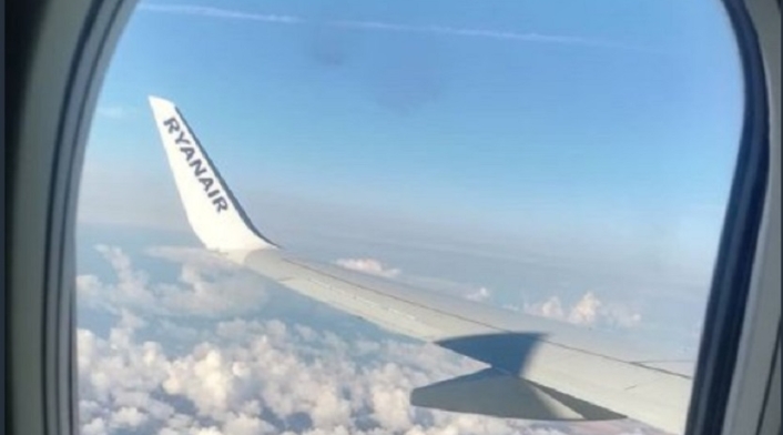 El hombre es un pasajero del vuelo 6509 de Fuzhou Airlines.