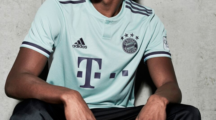 David Alaba con la camiseta que lucirá Bayern Múnich, de visitante, en la temporada 2018-2019