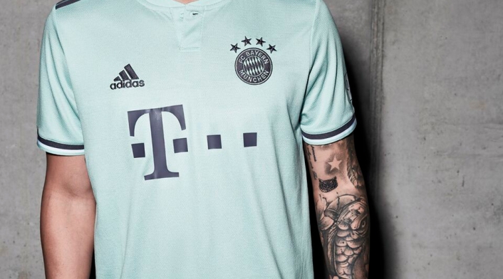 James Rodríguez con la camiseta que lucirá Bayern Múnich, de visitante, en la temporada 2018-2019