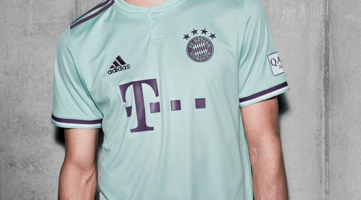 Thomas Müller con la camiseta que lucirá Bayern Múnich, de visitante, en la temporada 2018-2019