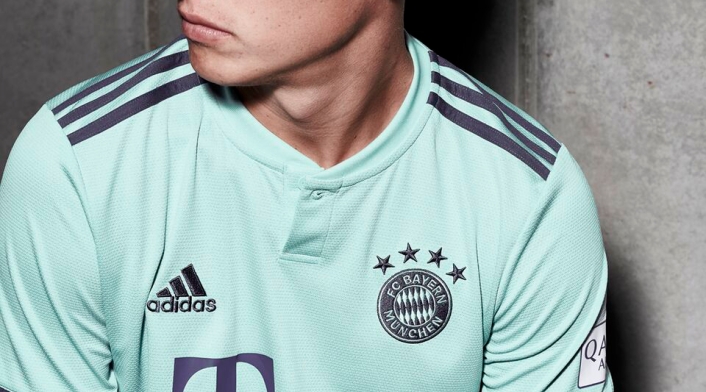 James Rodríguez con la camiseta que lucirá Bayern Múnich, de visitante, en la temporada 2018-2019