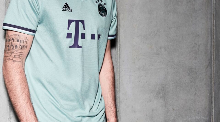 Javi Martínez con la camiseta que lucirá Bayern Múnich, de visitante, en la temporada 2018-2019
