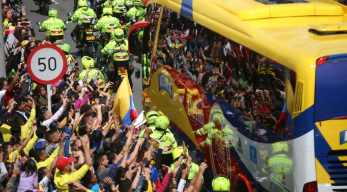 Bus de la Selección Colombia Sólo a través del vidrio del bus de la Selección Colombia los aficionados lograron ver a los jugadores por unos pocos segundos.