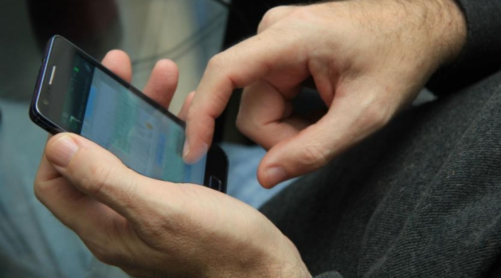 Batería de celular explotó cuando lo estaba arreglando