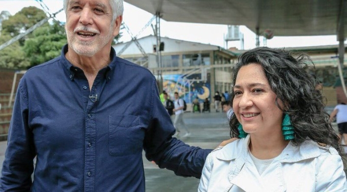 Claudia Puentes (der.), secretaria de Educación, junto al alcalde Enrique Peñalosa