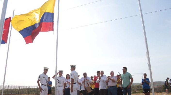 Delegación colombiana izando bandera