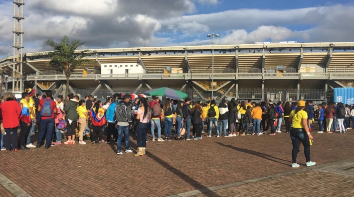 Colombianos haciendo fila en El Campín
