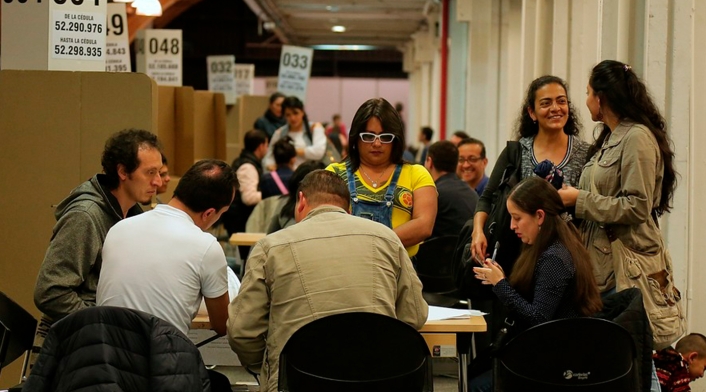 Colombianos ejerciendo su derecho al voto en Corferias (Bogotá)