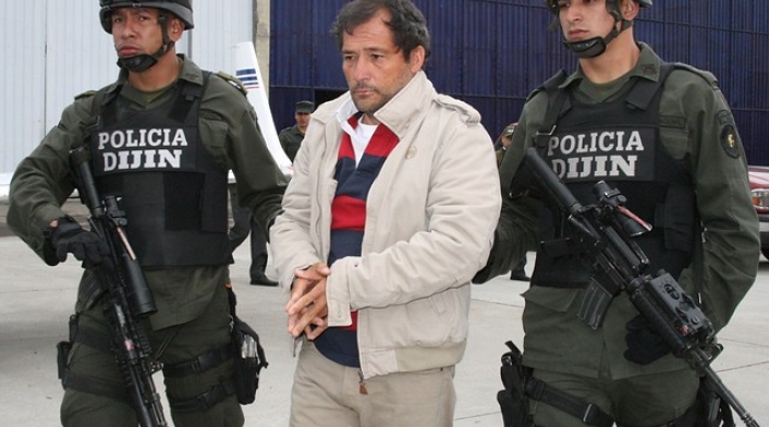 Miguel Ángel Mejía Múnera, alias El Mellizo, en el aeropuerto de Catam, antes de ser extraditado a EE. UU. Miguel Ángel Mejía Múnera, alias El Mellizo, en el aeropuerto de Catam, antes de ser extraditado a EE. UU.