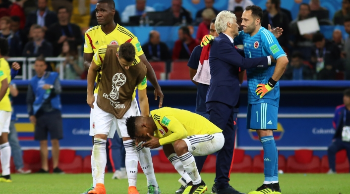Cristian Zapata, Santiago Arias, Wilmar Barrios y Pékerman abrazando a Ospina tras perder en la tanda de penales Cristian Zapata, Santiago Arias, Wilmar Barrios y Pékerman abrazando a Ospina tras perder en la tanda de penales