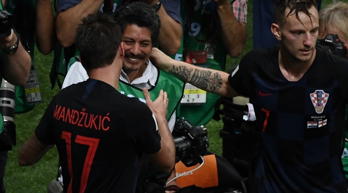 Mario Mandžuki saluda al fotografo que cayó al piso.
