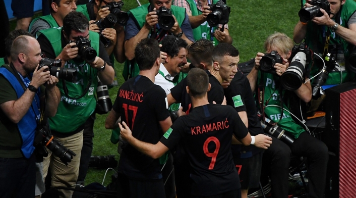 Jugadores de Croacia celebran su segundo gol