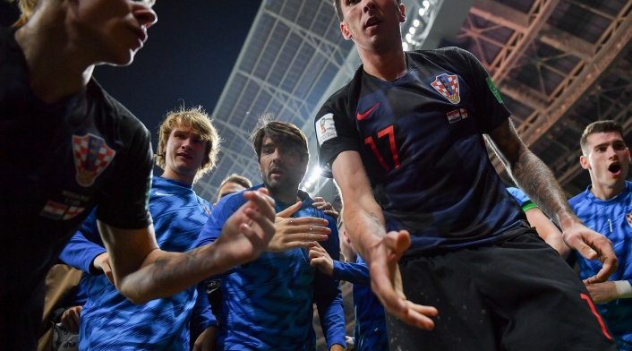 Mario Mandžuki ayudando al fotógrafo