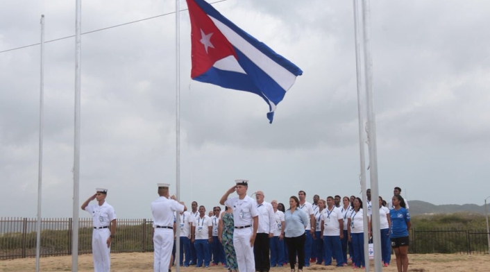 Deportistas de Cuba izando bandera