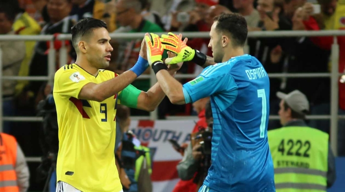 David Ospina felicita a Falcao por su penal ante Inglaterra