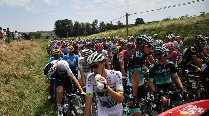 Ciclistas fueron afectados por gases lacrimógenos Detienen etapa 16 del Tour por protestas con gas lacrimógeno