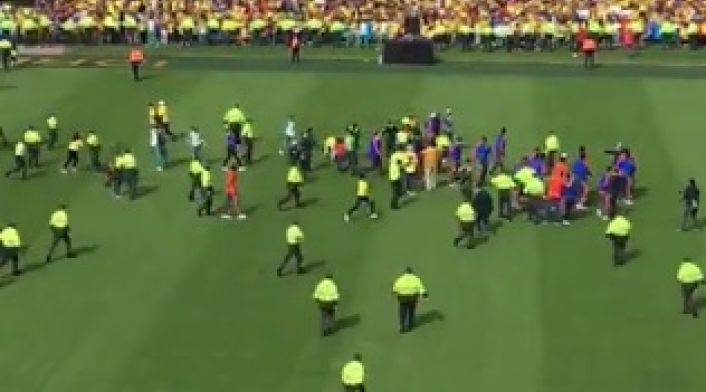 Hinchas se saltan la seguridad para tratar de tener más cerca a sus ídolos