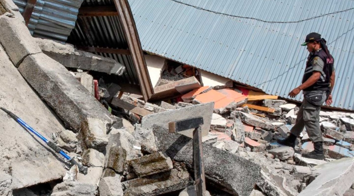 Escombros tras terremoto en Indonesia