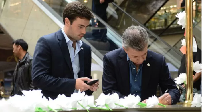 Esteban Santos, junto a su padre, el presidente Juan Manuel Santos