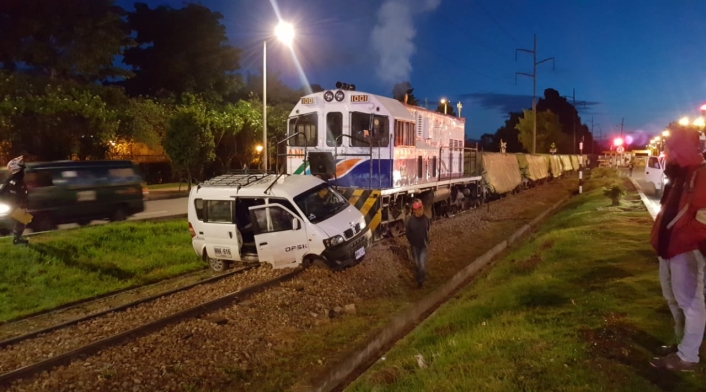 Camioneta arrastrada por Tren de la Sabana Camioneta arrastrada por Tren de la Sabana