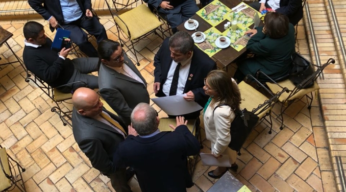 Los integrantes de la Farc expondrán varios carteles durante su posesión
