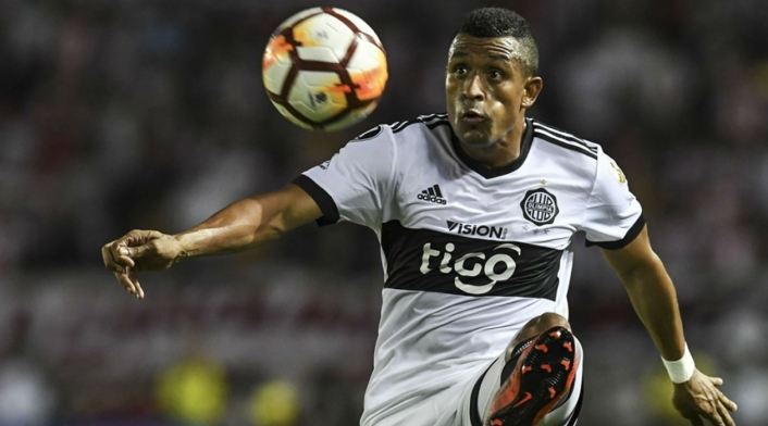 Farid Díaz jugando para el Olimpia de Paraguay